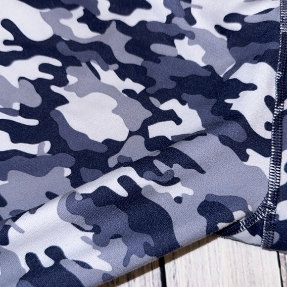 Fabletics Powerhold Blue Camo Large/Tall - Picture 8 of 9